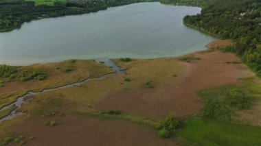 Herrschinger Moos ve Naturschutzgebiet in Gemeinden Herrsching am Ammersee und Seefeld im Landkreis Starnberg Deutschland, Bayern Luftaufnahme. Pilsensee Luftbildansicht. Ammersee bataklık hava manzarası. 