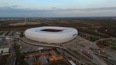 Frottmaning, Muenchen, Bayern Deutschland, Luftaufnahme im Herbst bei sonnigem Wetter 'deki Allianz Arena Munchen Stadyumu. Almanya, Münih 'teki Bayern Münih Stadyumu hava manzaralı. Münih Futbol Arenası