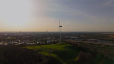 Froettmaninger Tepesi 'nin hava manzarası, rüzgar türbini ve Münih' teki Allianz Arena manzarası. Freimann rüzgar santrali ve Münih futbol sahası yukarıdan ele geçirildi. 
