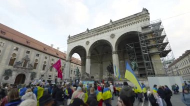 17 Şubat 2024. Münih, Almanya. Odeonsplatz Münih 'te Rusya ile savaşa karşı Ukrayna' yı desteklemek için toplandık. Rusya 'nın Ukrayna' yı işgaline karşı Almanya 'da savaş karşıtı gösteri. 