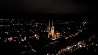Regensburg Katedrali ya da St. Peters Katedrali Almanya 'nın Regensburg şehrinin en önemli kilisesi. Hava gece görüşü bu ikonik yapının çarpıcı mimarisini vurguluyor. Regensburger Dom. 