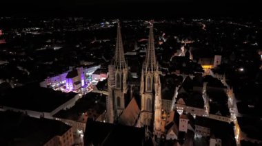 Der Dom St. Peter zu Regensburg, Regensburger Dom Deutschland, Luftansicht in der Nacht. Regensburg, Almanya 'daki Dünya Mirası St. Peters Katedrali, karanlık gökyüzü manzaralı. Avrupa gezisi temalı. şehir simgesi. 