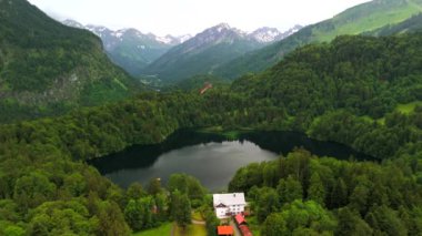 Almanya, Bavyera 'da Freibergsee ve Heini-Klopfer- Schkiflugschanze' nin insansız hava aracı görüşleri. Dağlar ve ormanlarla çevrili bu el değmemiş göl ve ünlü kayakla atlama alanı havadan görülebilir. Oberstdorf. 