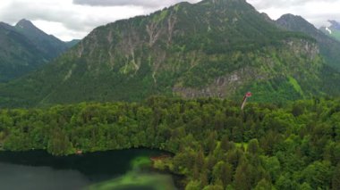 Almanya, Bavyera 'da Freibergsee ve Heini-Klopfer- Schkiflugschanze' nin insansız hava aracı görüşleri. Dağlar ve ormanlarla çevrili bu el değmemiş göl ve ünlü kayakla atlama alanı havadan görülebilir. Oberstdorf. 