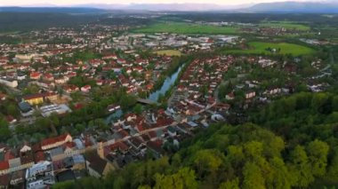 Luftbild der bayerischen Stadt Wolfratshausen und Loisach-Isar-Kanal in Deutschland bei Sonnenuntergang im Sommer. Yukarı Bavyera 'daki Wolfratshausen kasabası ve Almanya' daki nehir manzarası. 