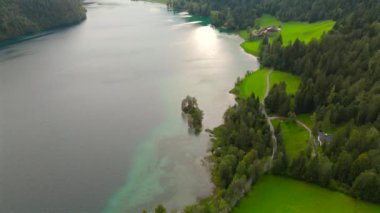 Hintersteiner, Avusturya 'da Kufstein kasabası yakınlarındaki dağ gölüne bakınız. Yazın gün batımında bulutlu havada hava manzarası. Hintersteiner. Oesterreich 'te Nahe der Stadt Kufstein Luftaufnahme' de bakın.. 