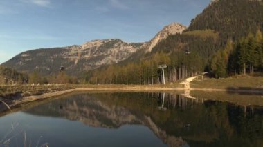 Speichersee am Jenner beim Konigssee, Deutschland, Bayern 'de. Berchtesgaden 'den Jennerbahn. Moderne Bergbahn am Jenner Schoenau am Koenigssee 'de. Mittelstation. Almanya 'da Alp kayak kaldırma ve göl. 