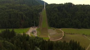 Stillachtal bei Oberstdorf Luftaufnahme 'yi es geç. Almanya 'nın Bavyera eyaletinde yer alan Obersdorf' tan kayak manzaralı bir yer. Heini Klopfer Skiflugschanze Blick Schanzentisch Bayern, Almanya