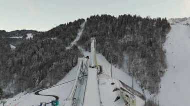 Deutschland, Bayern, Garmisch-Partenkirchen Olympiaschanze Luftaufnahme im Winter. Olympia Skistadion, Garmisch-Partenkirchen Luftansicht 'te. Sprungschanze. Kışın Gudiberg hava sahasında kayak atlayışı.. 