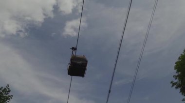 Oberstdorf 'taki Fellhornbahn, kış aylarında büyüleyici panoramik manzaraları, kayak ve snowboard ve yaz aylarında yürüyüş ve bisiklet parkurları ile Allgau Alplerine yıl boyunca erişim imkanı sunuyor. Almanya 'da çevre turizmi. 