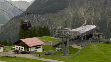 Oberstdorf 'taki Fellhornbahn, kış aylarında büyüleyici panoramik manzaraları, kayak ve snowboard ve yaz aylarında yürüyüş ve bisiklet parkurları ile Allgau Alplerine yıl boyunca erişim imkanı sunuyor. Almanya 'da çevre turizmi. 