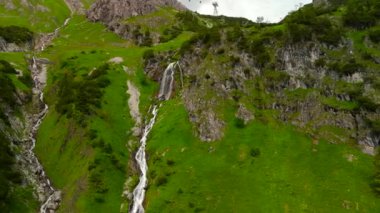 Wasserfall ben Nebelhorn Luftaufnahme. Almanya 'nın Bavyera kentindeki Nebelhorn Dağı yakınlarında yaz havası manzaralı bir vadide şelaleler. Alpler 'in kayalık geçidinde şelale. Obersdorf yakınlarında şelaleli bir vadi. 