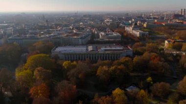 Haus der Kunst, Almanya 'nın Münih kentinde sonbahar güneşli havalarda modern ve çağdaş sanat müzesi. Englischer Garten Prinzregentenstrasse 'de yer almaktadır.. 