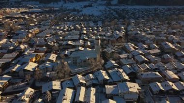 St. Martin ist katholische Pfarrkirche von Garmisch im Garmisch-Partenkirchen, Deutschland Luftaufnahme im Winter. St. Martin, Garmisch hava sahasındaki Katolik kilisesidir.. 