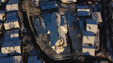 Almanya 'nın Garmisch-Partenkirchen kentinin bir parçası olan Garmisch' teki Katolik kilisesi St. Martin hava manzaralı bir manzarada sergileniyor, manzaranın güzelliğini yukarıdan yansıtıyor.. 