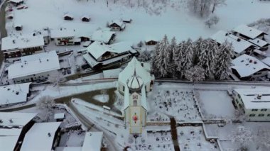 Grainau, Obergrainau 'daki Pfarrkirche St. Johannes der Taeufer, Landkreis Garmisch-Partenkirchen, Bayern, Deutschland, Luftaufnahme im Winter. Kışın Vaftizci Aziz John Kilisesi 'nin hava manzarası