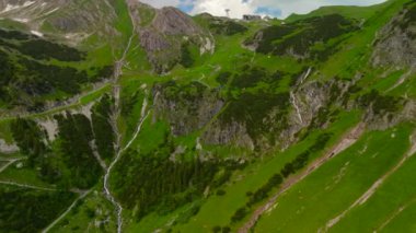 Wasserfall ben Nebelhorn Luftaufnahme. Almanya 'nın Bavyera kentindeki Nebelhorn Dağı yakınlarında yaz havası manzaralı bir vadide şelaleler. Alpler 'in kayalık geçidinde şelale. Obersdorf yakınlarında şelaleli bir vadi. 