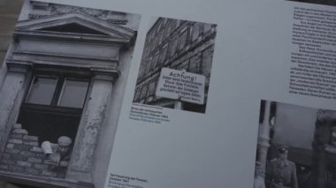 25 Aralık 2023. Berlin, Almanya. Bernauer Caddesi 'ndeki Berlin Duvarı Anıtı. Gedenkstatte Berliner Mauer. Duvar ve Alman tümeninin kurbanları için bir anma töreni. Doğu Berlin 'deki sınır şeridi. Açık hava.. 
