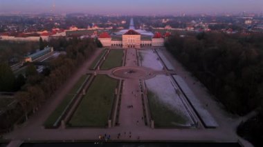 Nymphenburg Sarayı ve Park Münih, Almanya kışın gün batımında hava manzarası. Schloss Nymphenburg Muenchen, Deutschland Luftaufnahme im Winter bei Sonnenuntergang. Münih eğlencesi. 