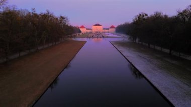 Nymphenburg Sarayı ve Park Münih, Almanya kışın gün batımında hava manzarası. Schloss Nymphenburg Muenchen, Deutschland Luftaufnahme im Winter bei Sonnenuntergang. Münih eğlencesi. 