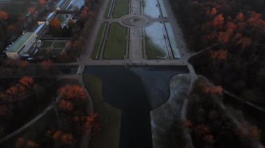 Nymphenburg Sarayı ve Park Münih, Almanya kışın gün batımında hava manzarası. Schloss Nymphenburg Muenchen, Deutschland Luftaufnahme im Winter bei Sonnenuntergang. Münih eğlencesi. 