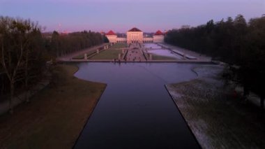 Nymphenburg Sarayı ve Park Münih, Almanya kışın gün batımında hava manzarası. Schloss Nymphenburg Muenchen, Deutschland Luftaufnahme im Winter bei Sonnenuntergang. Münih eğlencesi. 
