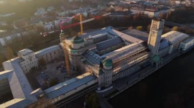Almanya 'nın Münih kentindeki Alman Bilim ve Teknoloji Başyapıtları Müzesi sonbaharda görülüyor. Luftaufnahme Deutsches Müzesi von Meisterwerken der Naturwissenschaft und Technik. Museumsinsel. 