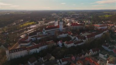 Freisinger Dom Almanya, Bavyera kışın güneşli ve karsız hava manzarası. Dom St. Maria ve St. Korbinian Freising Deutschland 'da, Bayern Luftaufnahme im Winter Bei sonnigem Wetter. 