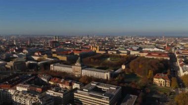 Munchen Deutschland 'deki Hofgarten, Luftaufnahme. Bayerische Staatskanzlei Luftansicht. Almanya 'nın Münih şehrinin gökyüzü manzarası. Muenchen 'in merkezinin havadan görüntüsü. Munchner Hofgarten Luftbildaufnahme. 