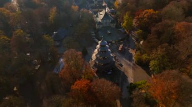 Chinesischer Turm im Englischen Garten Munchen, Alman Luftaufnahme im Herbst. İngiliz Bahçe Münih 'inde Çin Kulesi, sonbaharda Almanya hava manzarası. İngiliz Bahçesi 'nin simgesi. 