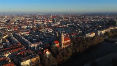 Kath. Pfarramt St. Maximilian Katholische Kirche Münih, Bayern, Deutschland Luftaufnahme 'de. Almanya 'nın Münih şehrinin ve ünlü St. Maximilan Kilisesi' nin sonbahar havası manzarası harika.. 