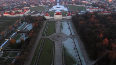 Nymphenburg Sarayı ve Park Münih, Almanya kışın gün batımında hava manzarası. Schloss Nymphenburg Muenchen, Deutschland Luftaufnahme im Winter bei Sonnenuntergang. Münih eğlencesi. 