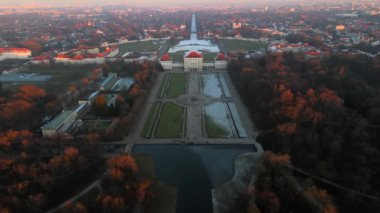 Nymphenburg Sarayı ve Park Münih, Almanya kışın gün batımında hava manzarası. Schloss Nymphenburg Muenchen, Deutschland Luftaufnahme im Winter bei Sonnenuntergang. Münih eğlencesi. 