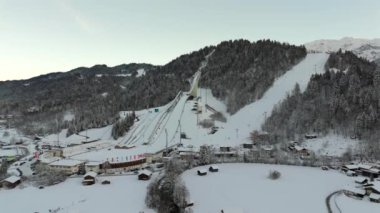 Deutschland, Bayern, Garmisch-Partenkirchen Olympiaschanze Luftaufnahme im Winter. Olympia Skistadion, Garmisch-Partenkirchen Luftansicht 'te. Sprungschanze. Kışın Gudiberg hava sahasında kayak atlayışı.. 