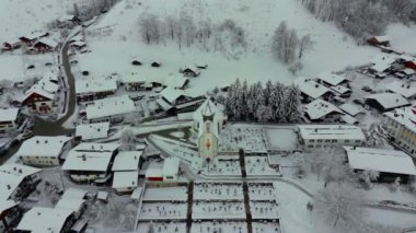 Grainau, Obergrainau 'daki Pfarrkirche St. Johannes der Taeufer, Landkreis Garmisch-Partenkirchen, Bayern, Deutschland, Luftaufnahme im Winter. Kışın Vaftizci Aziz John Kilisesi 'nin hava manzarası
