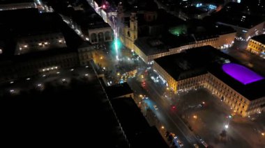 Silvester Muenchen, Deutschland, Odeonsplatz Luftaufnahme. Almanya, Münih 'in hava görüntüsü, canlı yeni yıl arifesi havai fişekleri şehir merkezinde sergileniyor. Funkenregen 'i batır. Selam dur.. 