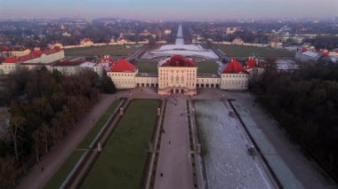 Nymphenburg Sarayı ve Park Münih, Almanya kışın gün batımında hava manzarası. Schloss Nymphenburg Muenchen, Deutschland Luftaufnahme im Winter bei Sonnenuntergang. Münih eğlencesi. 