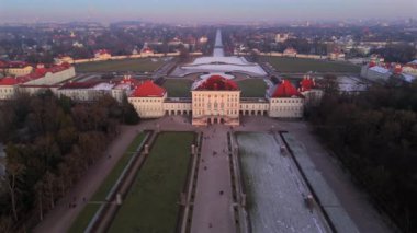 Nymphenburg Sarayı ve Park Münih, Almanya kışın gün batımında hava manzarası. Schloss Nymphenburg Muenchen, Deutschland Luftaufnahme im Winter bei Sonnenuntergang. Münih eğlencesi. 