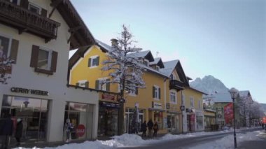 25 Aralık 2024. Garmisch-Partenkirchen, Almanya. Güneşli bir kış günü, karlı sokaklar, kapalı dükkanlar, yayalar, gezinen insanlar olan huzurlu bir kasaba. Garmisch Partenkirchen şehir merkezinde.