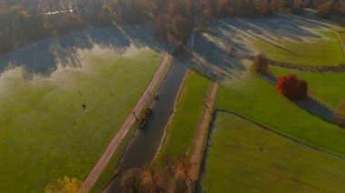 Schwabinger Bach, Almanya 'nın Bavyera eyaletinde yer alan bir şehirdir. Münih 'in merkezinden başlar, Englischer Bahçesi' nden geçer ve Isar Nehri 'ne akar. Schwabinger Bach 'ın güneşli sonbaharda hava manzarası