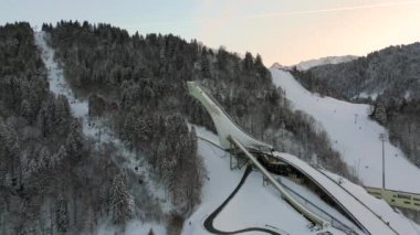 Deutschland, Bayern, Garmisch-Partenkirchen Olympiaschanze Luftaufnahme im Winter. Olympia Skistadion in Garmisch-Partenkirchen Luftansicht. Sprungschanze. Ski jump on Gudiberg aerial view in winter. 