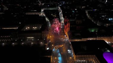 Münih, Almanya 'nın Odeonplatz şehrinde gece yarısı havai fişek ve havai fişek gösterisi. Feldherrnhalle ve Theatinerkirche selamlar. Silvester Feuerwerk süper Munchen Luftaufnahme. 