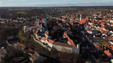 Freisinger Dom Almanya, Bavyera kışın güneşli ve karsız hava manzarası. Dom St. Maria ve St. Korbinian Freising Deutschland 'da, Bayern Luftaufnahme im Winter Bei sonnigem Wetter. 