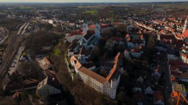 Freisinger Dom Almanya, Bavyera kışın güneşli ve karsız hava manzarası. Dom St. Maria ve St. Korbinian Freising Deutschland 'da, Bayern Luftaufnahme im Winter Bei sonnigem Wetter. 
