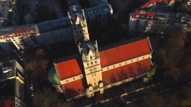 Kath. Pfarramt St. Maximilian Katholische Kirche Münih, Bayern, Deutschland Luftaufnahme 'de. Almanya 'nın Münih şehrinin ve ünlü St. Maximilan Kilisesi' nin sonbahar havası manzarası harika.. 