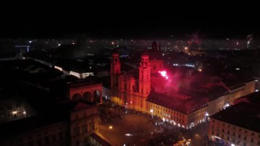 Münih, Almanya 'nın Odeonplatz şehrinde gece yarısı havai fişek ve havai fişek gösterisi. Feldherrnhalle ve Theatinerkirche selamlar. Silvester Feuerwerk süper Munchen Luftaufnahme. 