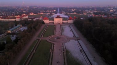Nymphenburg Sarayı ve Park Münih, Almanya kışın gün batımında hava manzarası. Schloss Nymphenburg Muenchen, Deutschland Luftaufnahme im Winter bei Sonnenuntergang. Münih eğlencesi. 