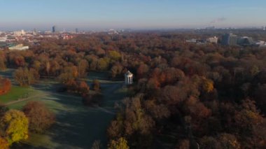 Monopteros im Englischen Garten Deutschland, Munchen Luftaufnahme im Herbst. Muenchen 'de Monopteros Gözcü Noktası ve yuvarlak tapınak İngiliz Bahçe Almanya' sında, Sonbaharda Münih hava manzarası. 