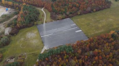 Almanya 'nın Münih kentindeki kapalı Flughafen Münih havaalanındaki pist görüntüsü Riemer Park' a döndü. Kleinen Teil Start und Landebahn des Flughafen Muenchen-Riem Luftaufnahme. 