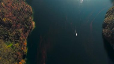 Koenigssee, Bayern en güzel göl, sonbaharda parlar. Elektrikli tekneler el değmemiş sularda süzülerek çevre dostu turlar sunuyor. Etrafı dağlarla çevrili, huzurlu bir yolculuk yeri.. 
